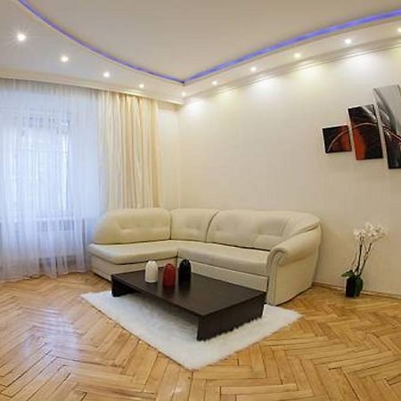 Apartamento 1 Minute To Rynok Square Leópolis Habitación foto