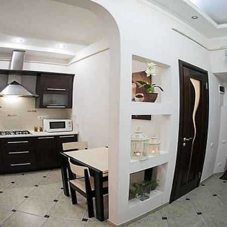 Apartamento 1 Minute To Rynok Square Leópolis Habitación foto